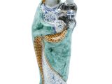 figurine d'une femme tenant un enfant dans ses bras