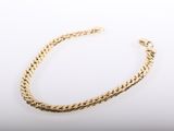 un bracelet en or avec un motif de tresse sur fond blanc