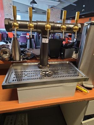 une photo d'un robinet à bière posé sur le comptoir d'un restaurant