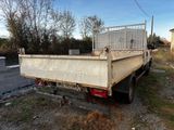 un camion blanc garé sur le bord de la route