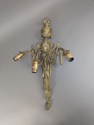 Applique électrifiée en bronze doré à trois lumières ornée d…