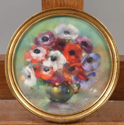 une peinture à l'huile représentant un vase de fleurs posé sur une table en bois