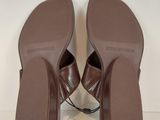 l'arrière d'une paire de sandales en cuir marron pour femme