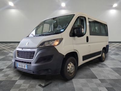 la photo d'une camionnette blanche garée dans une grande pièce