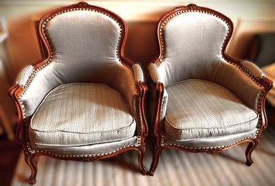 two chairs that are next to each other on the floor