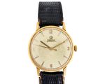 une vieille montre-bracelet plaquée or avec un bracelet en cuir noir