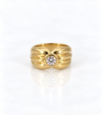 une bague en or jaune avec un diamant au centre