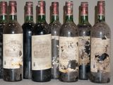 plusieurs bouteilles de vin sont alignées sur une table