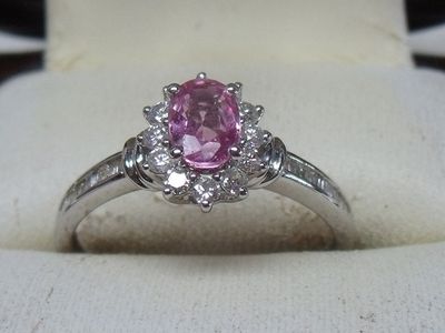 Bague en or blanc 18K, sertie d’un saphir rose ovale de 0,60…