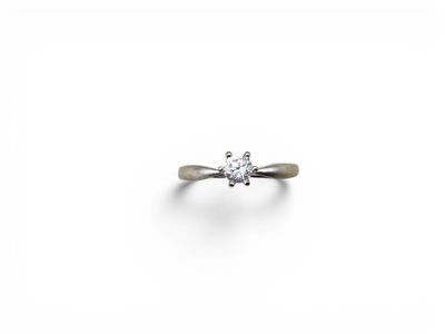 gros plan d'une bague en diamant sur une surface blanche