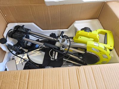 une boîte contenant un vélo et des outils