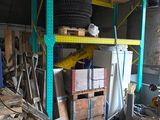 un garage rempli de cartons et avec un pneu posé sur une étagère