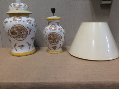 Toussi Court XXe Pot couvert en faience (ht 65) et pied de l…