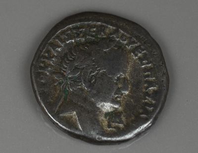 gros plan d'une pièce de monnaie sur une table à fond blanc