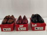 trois paires de chaussures pour homme se trouvent dans une boîte rouge