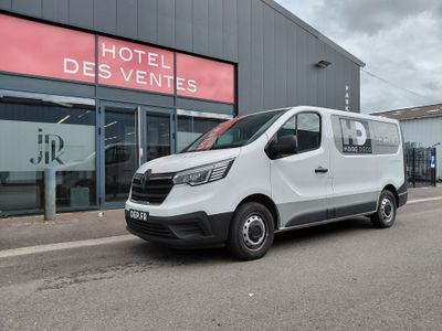 La camionnette blanche est garée devant l'Hôtel des Ventes.