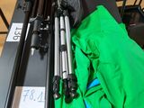 une veste verte et une paire de skis posés sur une table