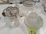 une table sur laquelle se trouvent de nombreux objets en verre
