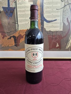 Une bouteille de Château Pavie-Macquin Saint-Émilion GCC 198…