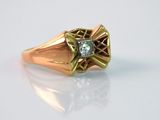 une image d'une bague en or avec un diamant au centre