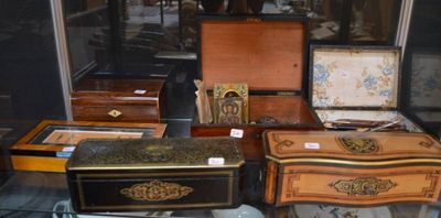 de nombreux meubles exposés dans une vitrine