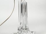 une photo d'une lampe de table avec un pied en verre et un abat-jour à franges