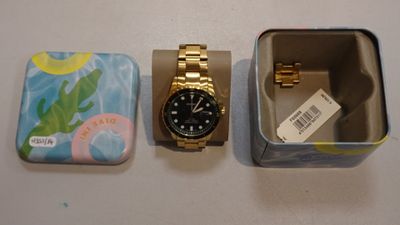 une boîte contenant une montre, à côté d'une autre boîte contenant une montre