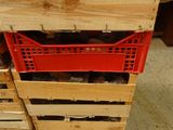 une pile de caisses posée sur une palette en bois