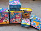beaucoup de jouets posés sur le sol