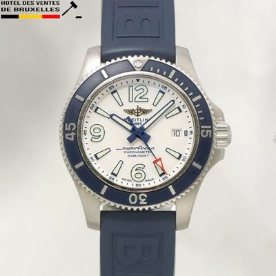 une montre blanche et bleue avec une trotteuse rouge