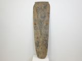 un vieux skateboard en bois posé sur un socle blanc