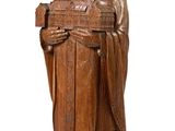 une image représentant une statue en bois d'un homme barbu