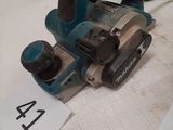 a picture of a planer sitting on a table next to other tools