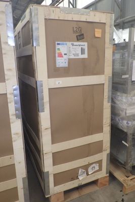 de nombreux cartons posés sur des palettes dans un entrepôt