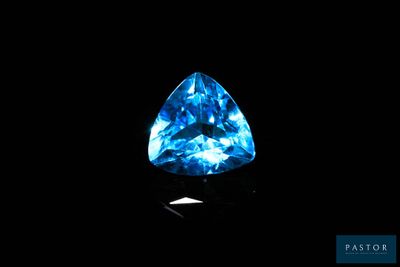 un diamant bleu sur fond noir