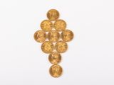 une image représentant une croix composée de pièces d'or sur fond blanc