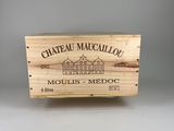 La caisse en bois, posée sur une table, contient une bouteille de vin.