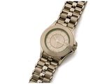 gros plan d'une montre-bracelet sur une surface blanche