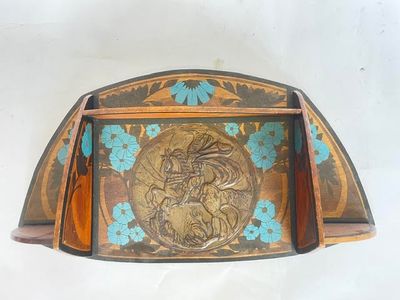 un plateau en bois orné d'un motif représentant un dragon
