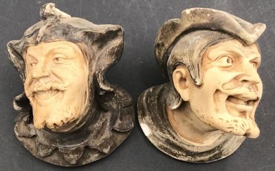 paire de figurines anciennes en bois sculpté représentant deux hommes portant un chapeau et une barbe