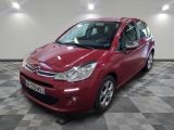 la citrole rouge est garee sur un sol en damier