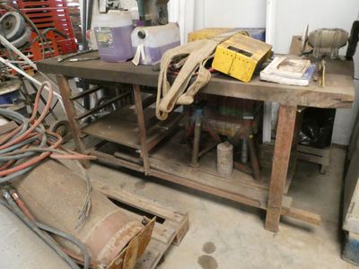 un établi avec de nombreux outils