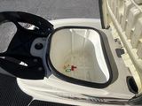 un bateau blanc avec un miroir sur le flanc