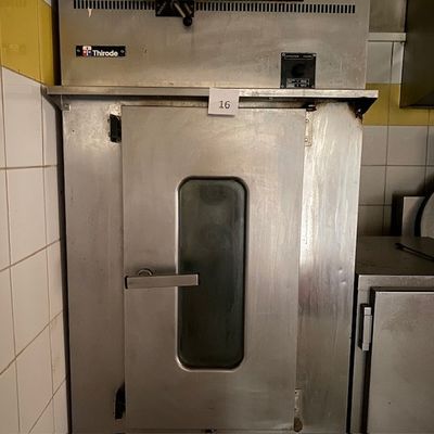 une image d'un four commercial dans une cuisine commerciale
