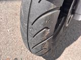 un gros plan d'un pneu de moto posé au sol