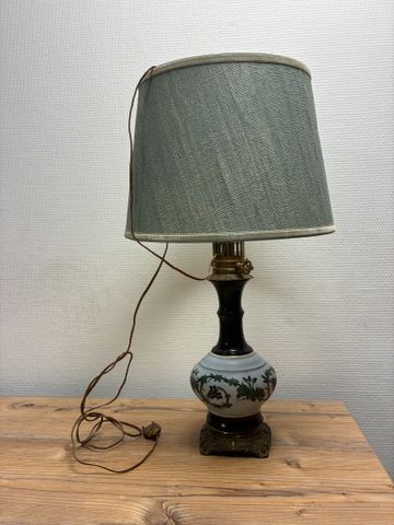 Lampe à pétrole Napoléon III réservoir porcelaine, électrifiée