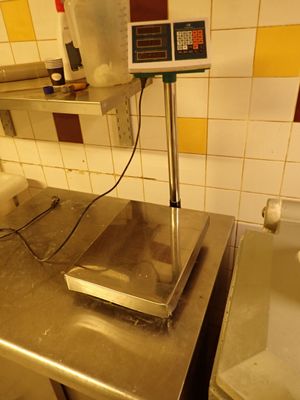 une photo d'une balance posée sur un plan de travail dans une cuisine