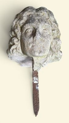 une sculpture représentant une femme tenant un couteau à la main