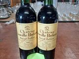 deux bouteilles de vin posées sur une table, avec une étiquette de prix