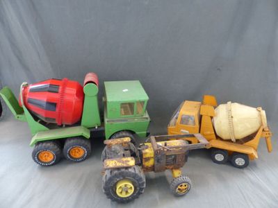 trois camions jouets assis l'un à côté de l'autre